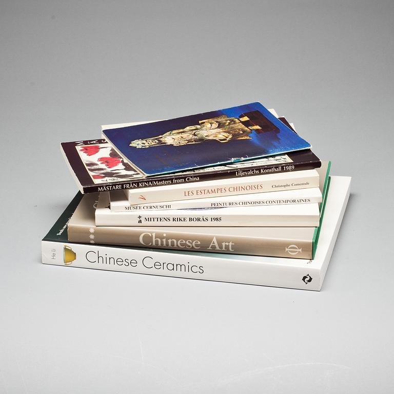 PARTI BÖCKER, bl a kinesiskt porslin och konsthantverk. 7 vol.