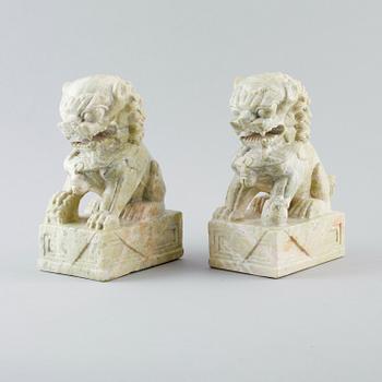 FIGURER, 1 par, grön sten, Kina, 1900-tal.