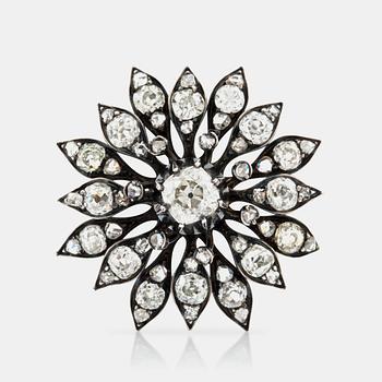 1123. BROSCH med gammalslipade diamanter totalt ca 3.00 ct i form av en blomma. Cirka 1880-tal.