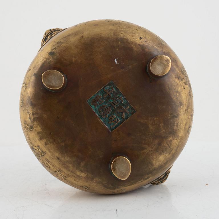 A Chinese tripod bronze censer, late Qing dynasty/20th century.