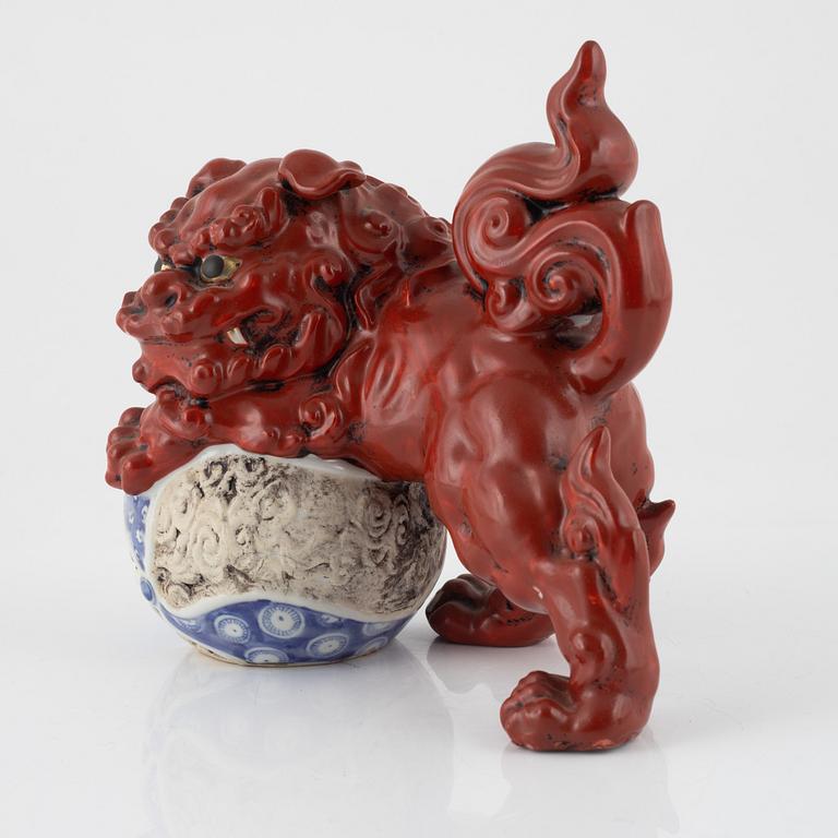 A Japanese sculpture of a buddhist lion, 20th Century.