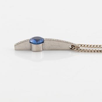 An 18K white gold necklace with a faceted sapphire and brilliant cut diamonds.