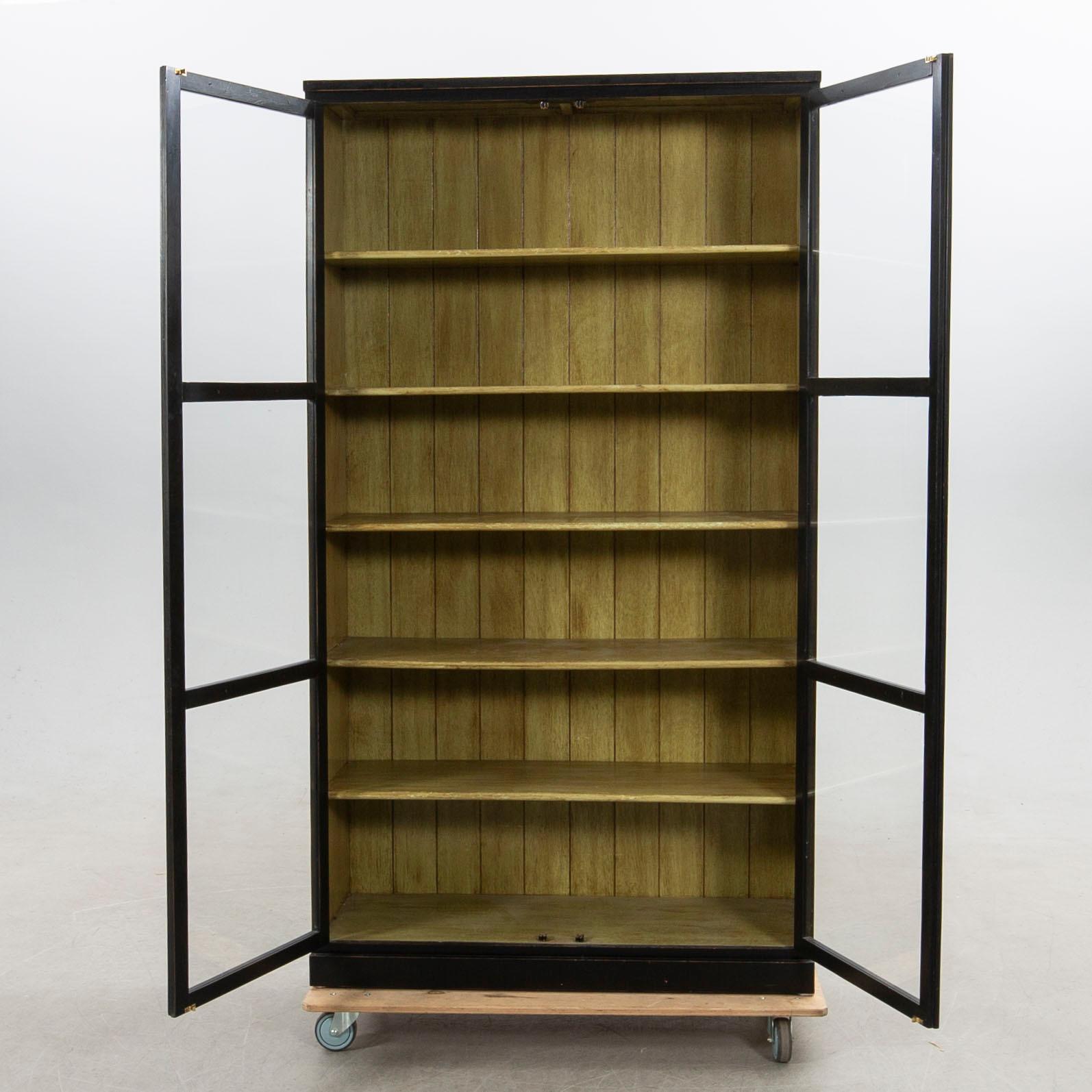 Vitrinskåp 2000-tal.