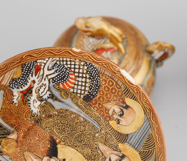 A japanese tea set from turn of the century 1900.