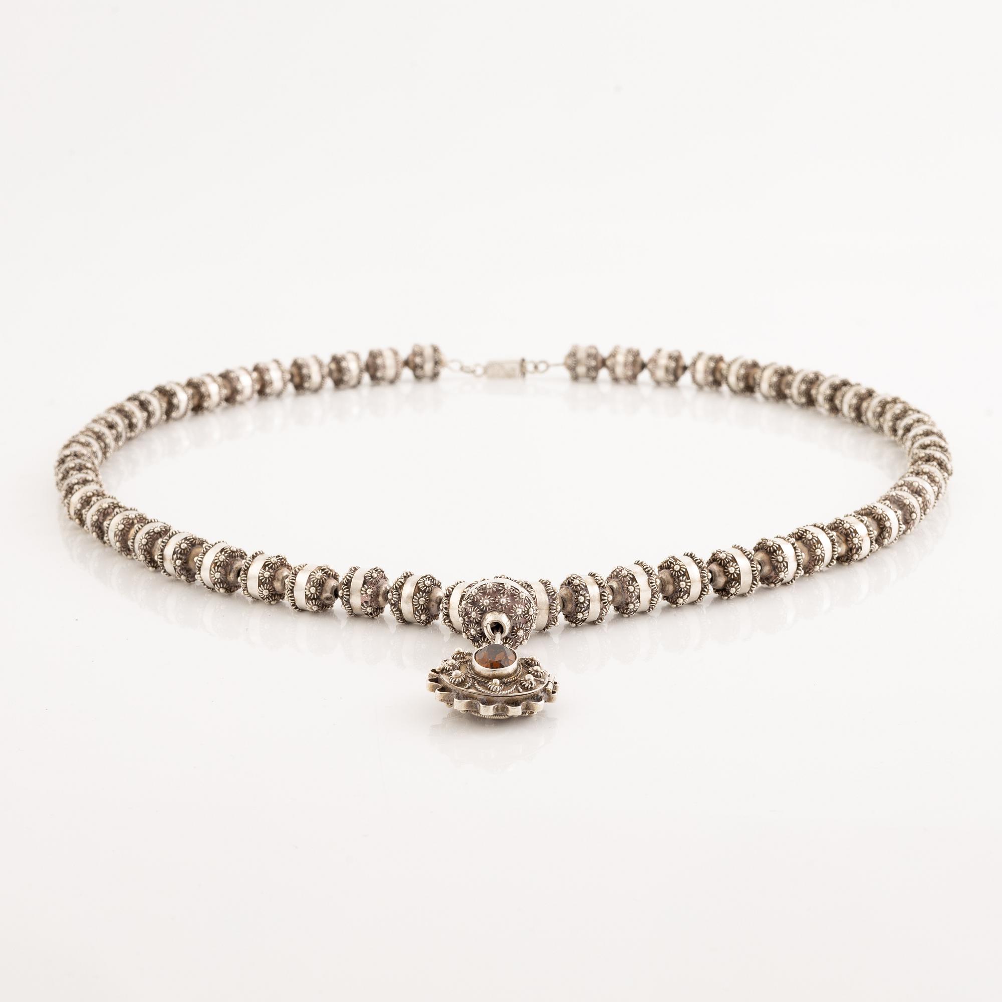 Collier med medljong samt armband silver, Mexiko.