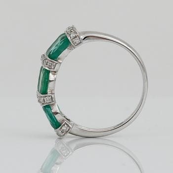 RING, 18K vitguld med ovalslipade, möjligtvis syntetiska smaragder, tot ca 1,98 ct samt små diamanter. Vikt ca 3,45 g.