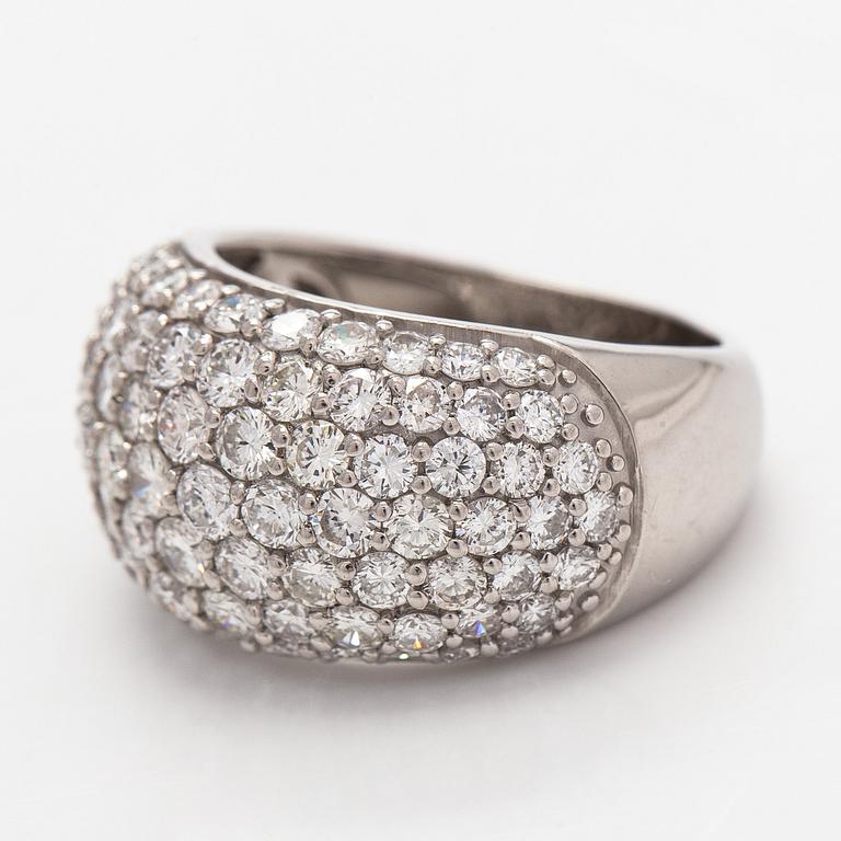 Ring, bombé, platina och briljantslipade diamanter.