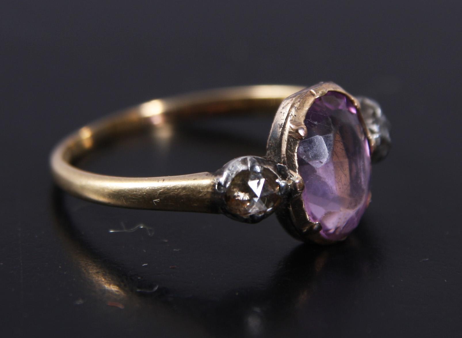RING, guld 18 K m ametist o rosenstenar, 1920-tal.