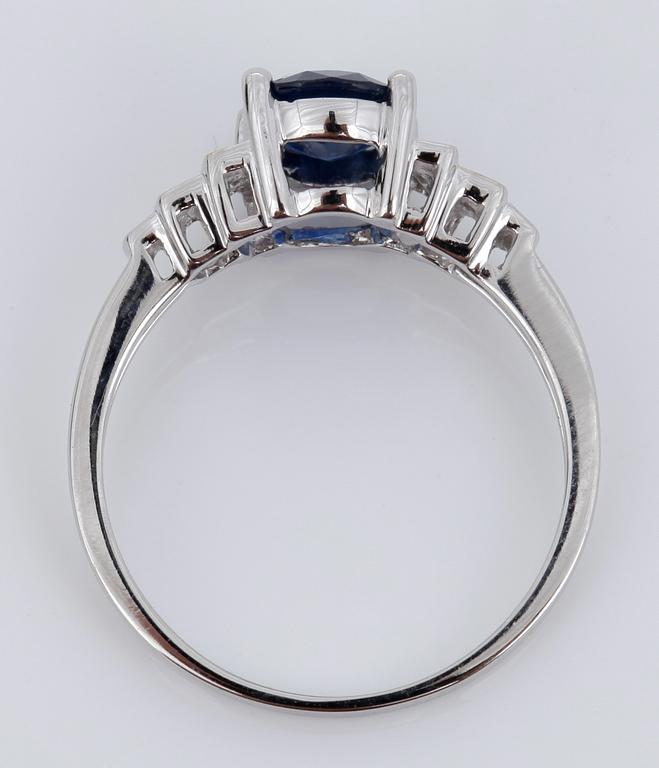 RING 14k vitguld, safir 1,65 ct och diamanter tot 0,10 ct.