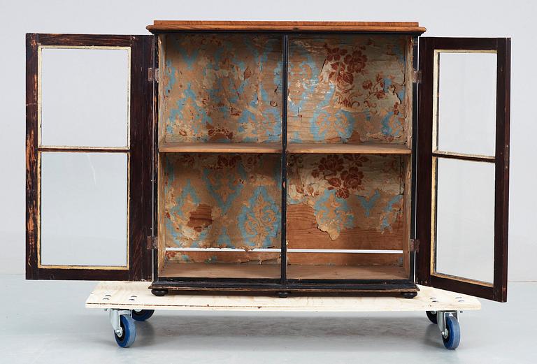 DOCKSKÅP, nyrenässans, 1800-talets slut.