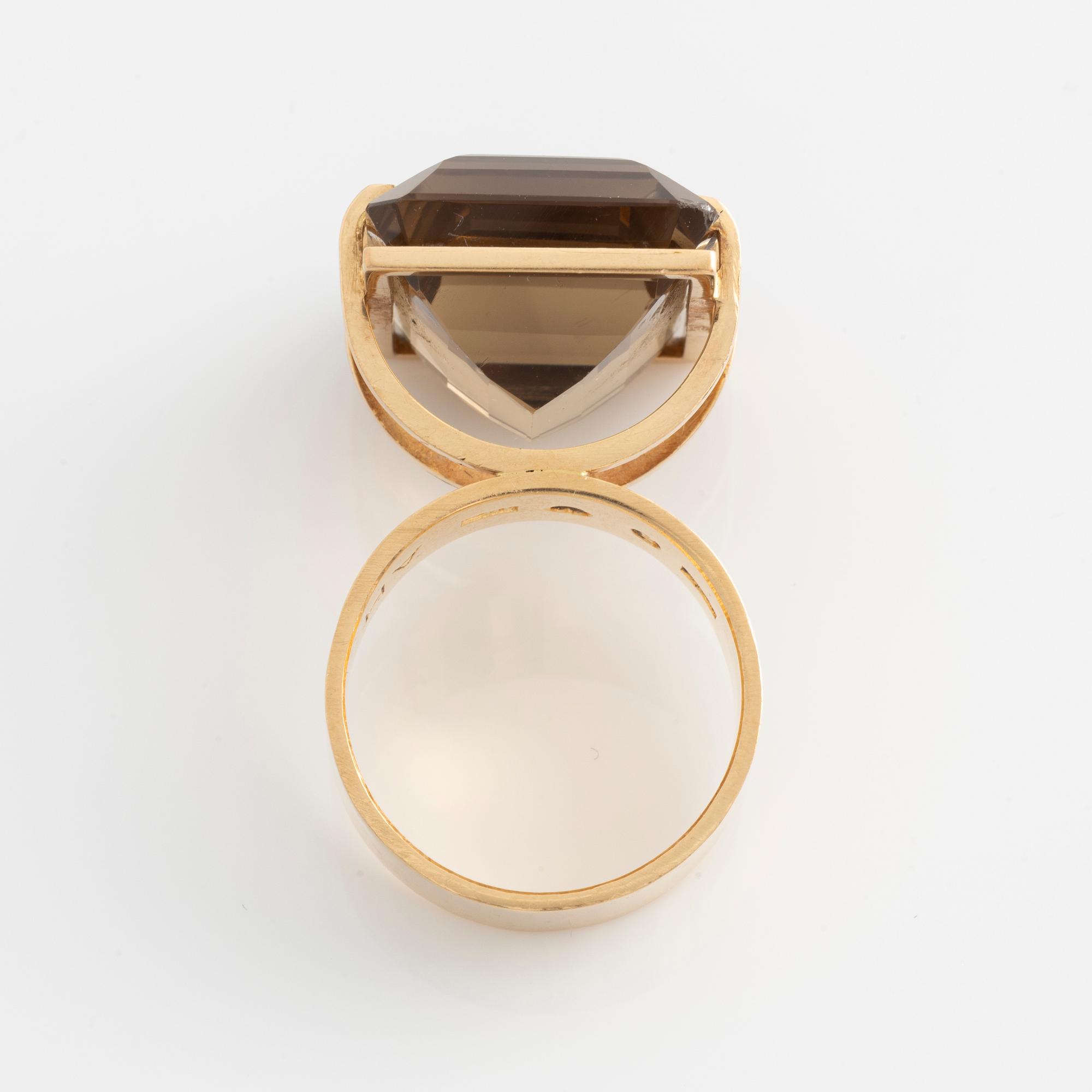 Anders Högberg a ring in 18K gold with faceted quartz.