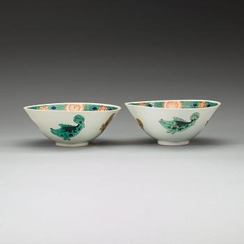 A pair of famille verte bowls, Qing dynasty, Kangxi (1662-1722), with Yongle four characters mark.