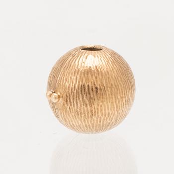 Ole Lynggaard, clasp in 14K gold with accompanying cultured pearls.