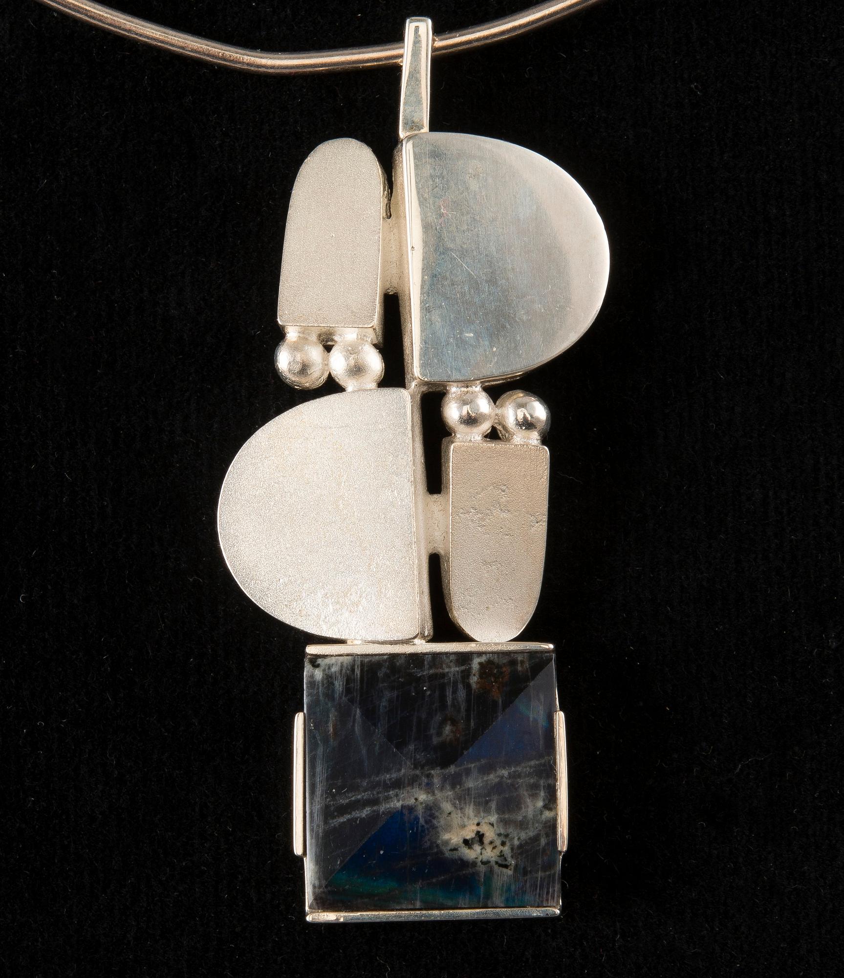 Jorma Laine, HALSSMYCKE, silver och spektrolit, Turun Hopea 1975. Vikt 47 g.
