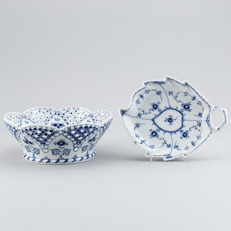 Royal Copenhagen, servis, 34 delar, porslin, "Musselmalet" samt "Blå Blom", 30 delar, Danmark.