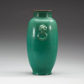 A green ge-glazed vase, Qing dynasty (1664-1912).