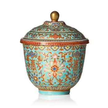 1064. Kopp med lock, porslin. Qing dynastin, med Jiaqings märke och period (1796-1820).