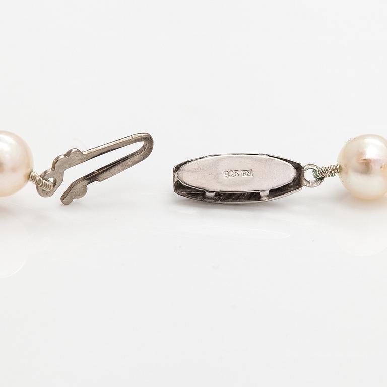 A pearl collier and two-strand pearl bracelet with cultured pearls and sterling silver.