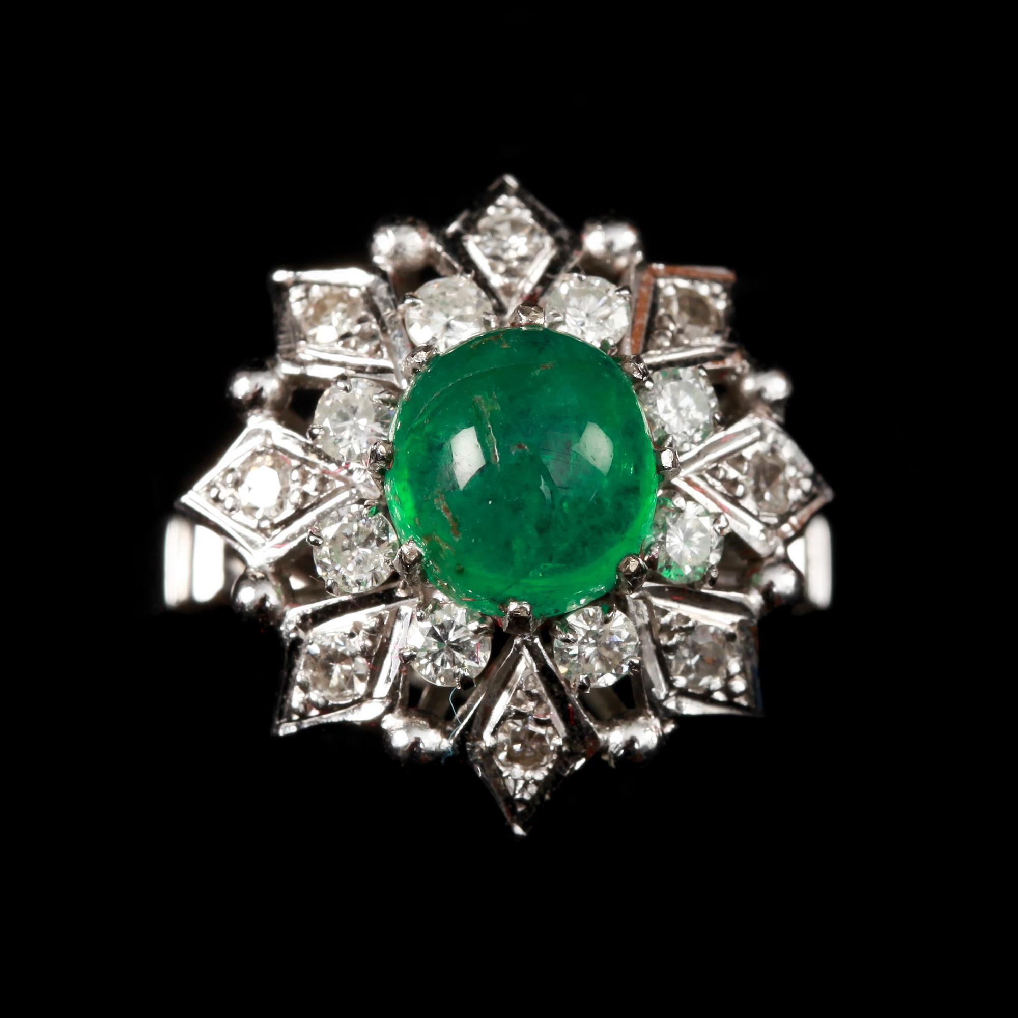 RING, 18k vitguld med briljanter tot ca 0,8 ct samt cabochonslipad grön smaragd. Vikt tot 7,1 g.