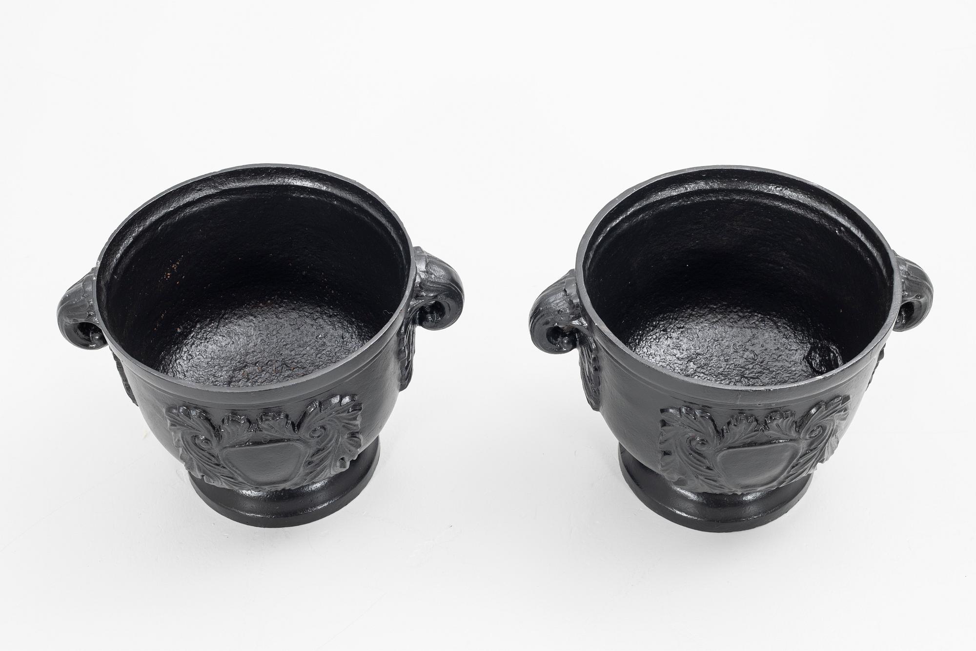 Garden urns, a pair, 20th century.