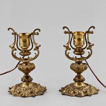 VÄGG-/BORDSLAMPOR, ett par, omkring 1900.