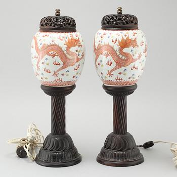 684. A pair of Chinese lanterns, early 20th Century.