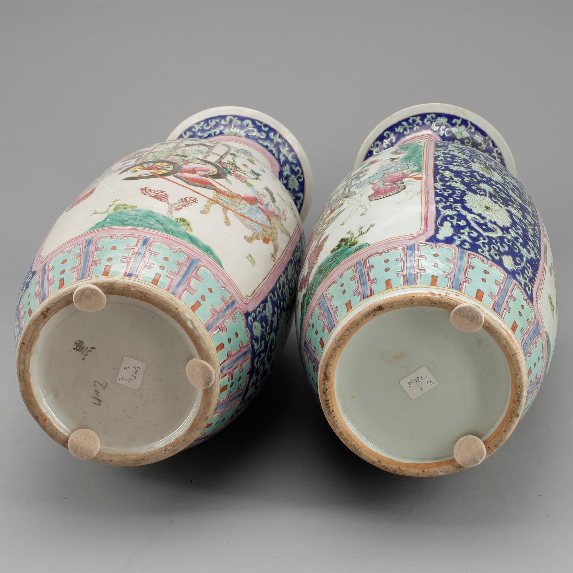 GOLVVASER, ett par snarlika, porslin, Kina, troligen omkring 1900.