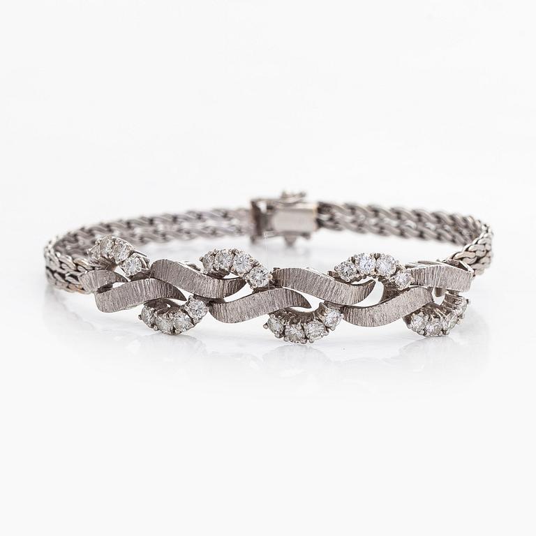 Bracelet, brilliant cut diamonds, 18K white gold.