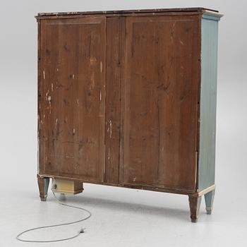 Vitrinskåp, gustaviansk stil, 1900-talets början.