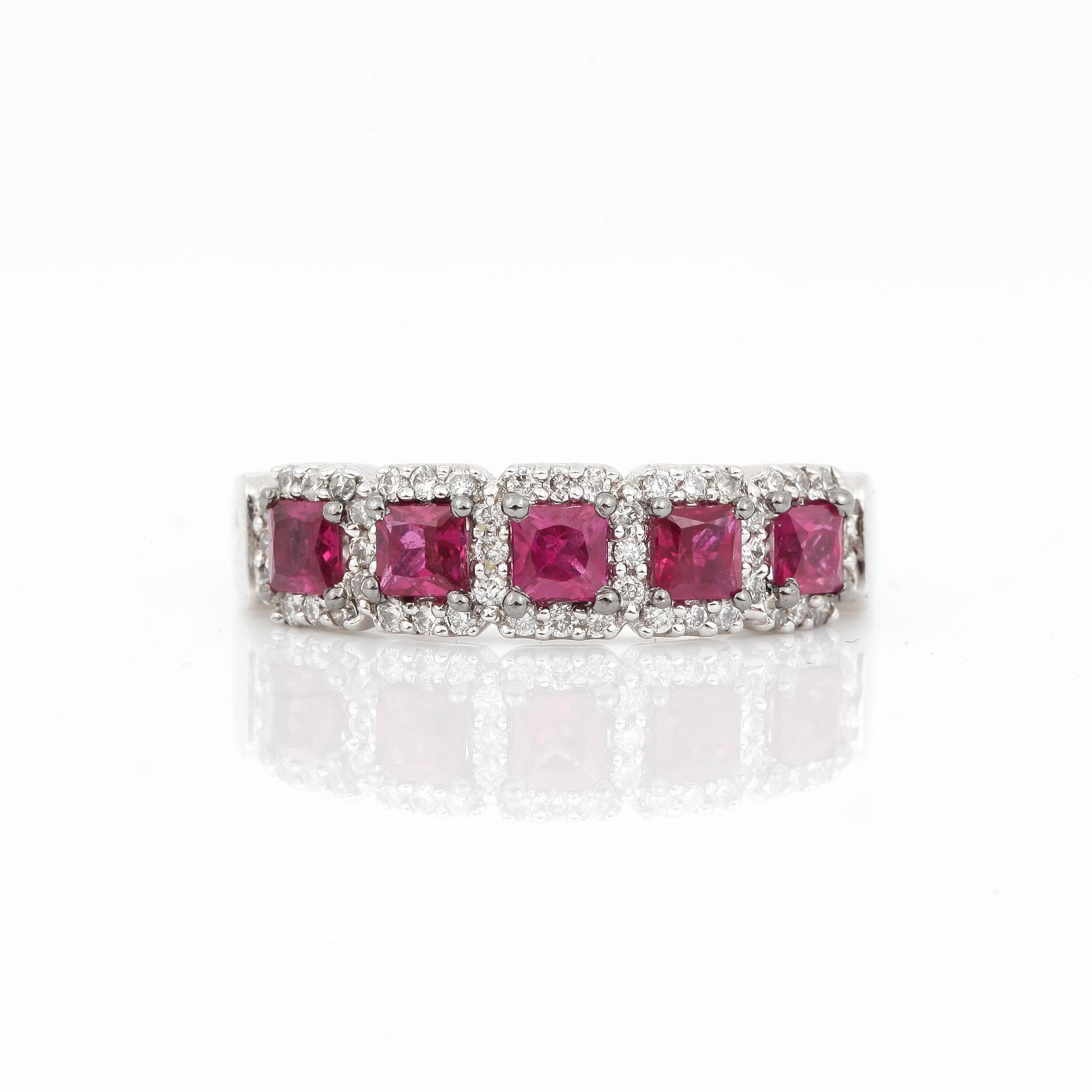 RING, 18 k vitguld, rubiner tot 0.87 ct, diamanter tot 0.24 ct.