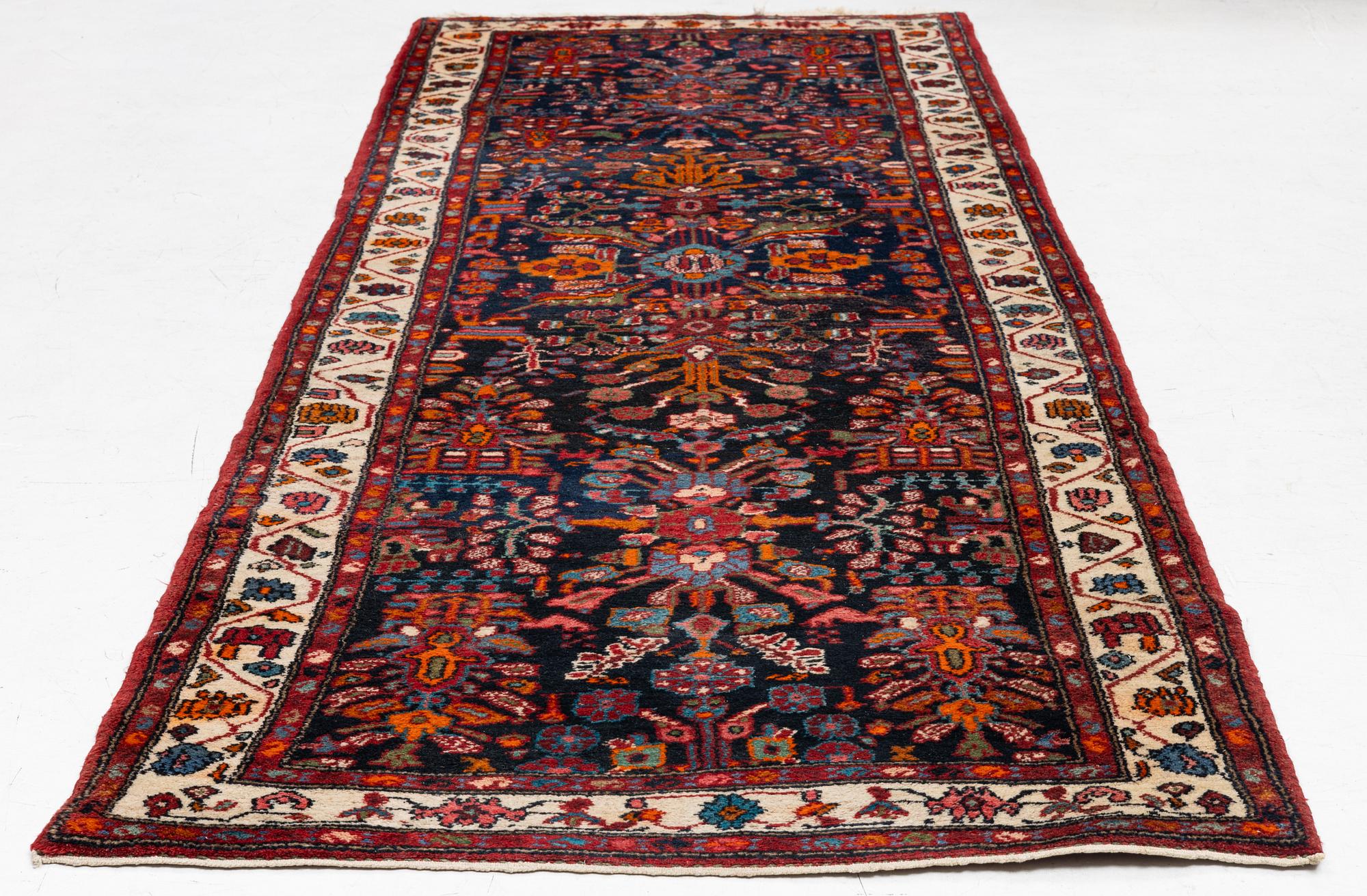 A semi-antique Hamadan runners carpet, 290 x 100 cm.