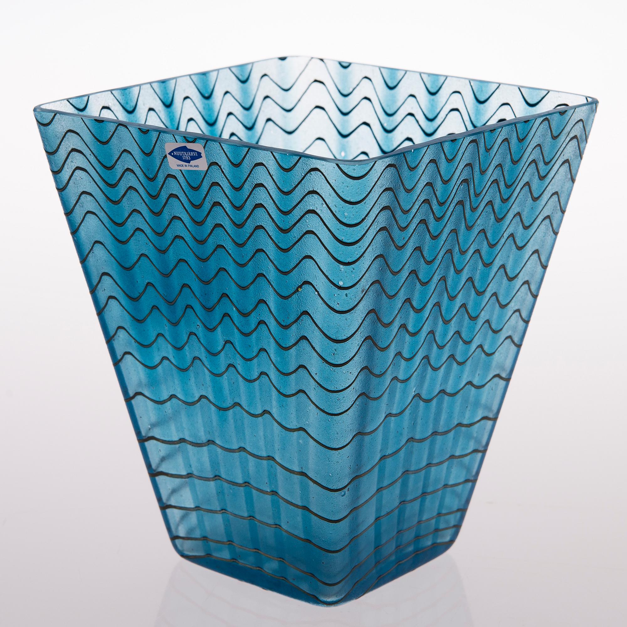A glass vase, signed Oiva Toikka Nuutajärvi Notsjö 1992, numbered 244/300.
