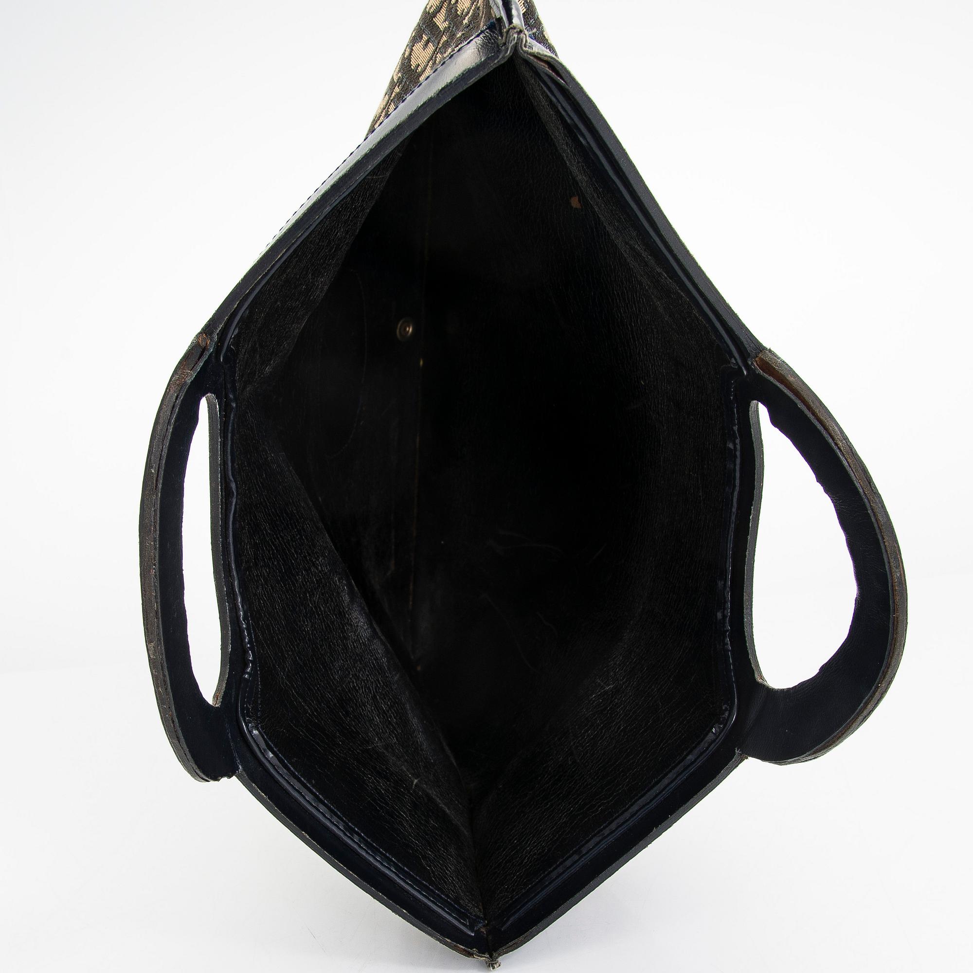 Christian Dior, paraply, clutch, scarf.