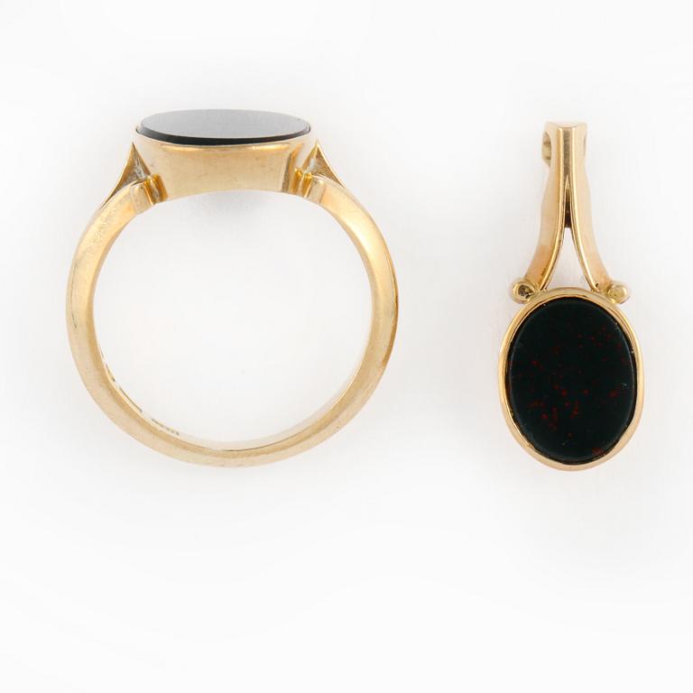 RING OCH HÄNGE, 18k guld samt jaspis, delvis Kurt Ribbhagen, Stockholm, 1988. Vikt 7 g.