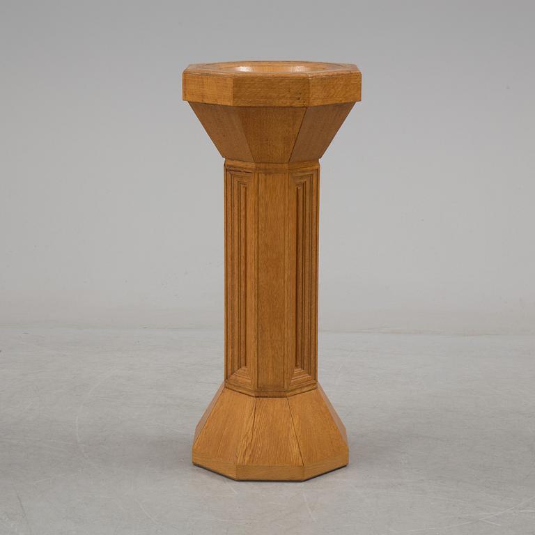 An oak font by swedish cabinett maker JÖRGEN ANDERSSON, 1940-tal, Djursholm.