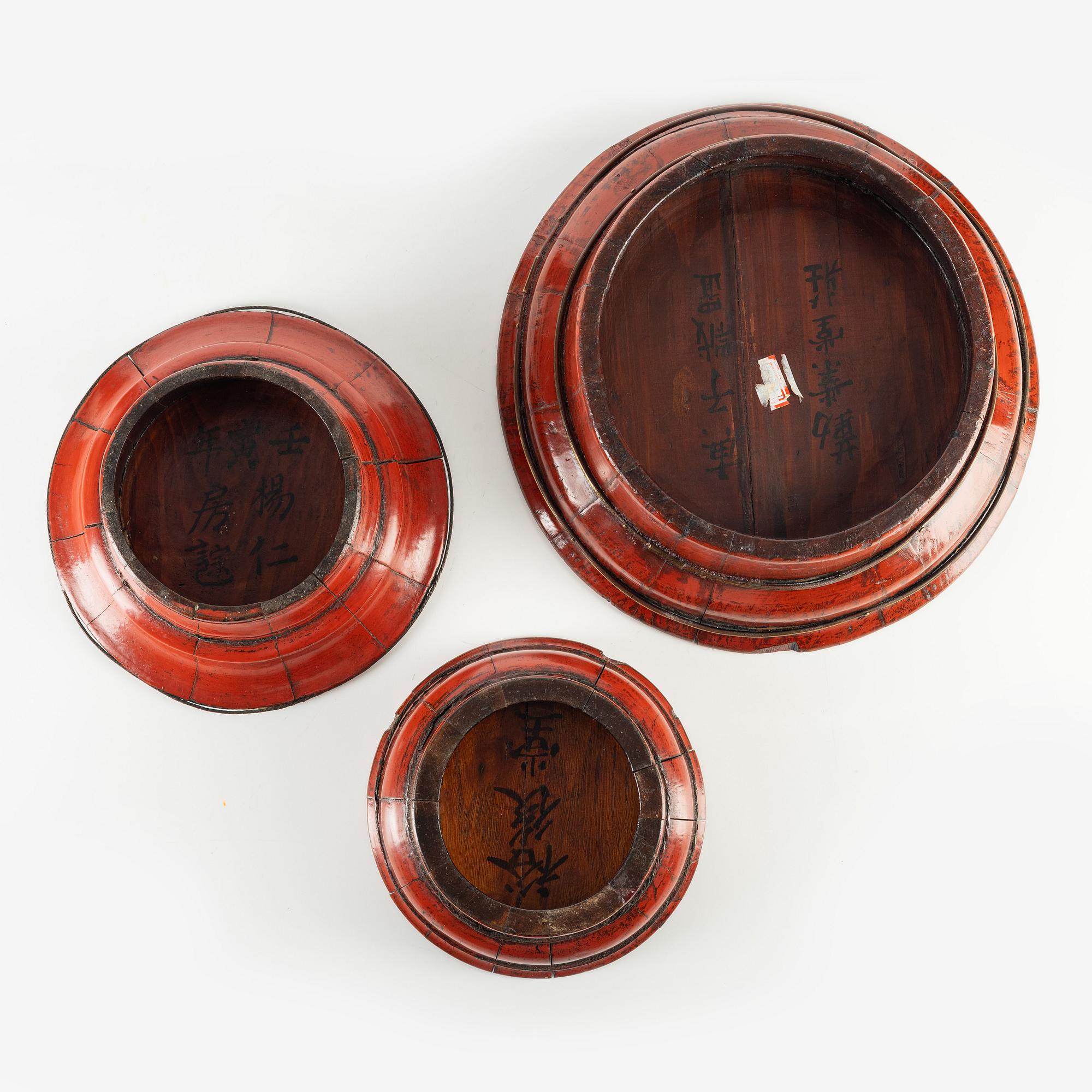 A set with three lacquer trays, 20th Century.