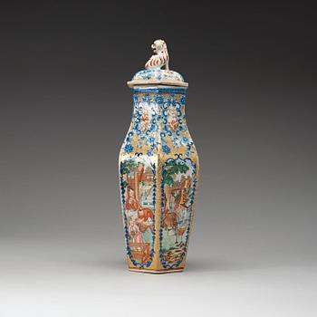 A finely painted famille rose jar with cover, Qing dynasty, Qianlong 1736-1795).
