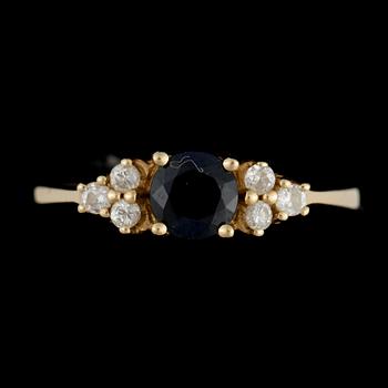 RING, 18k guld med safir och 6 små diamanter, enligt gravyr ca 012 ct.