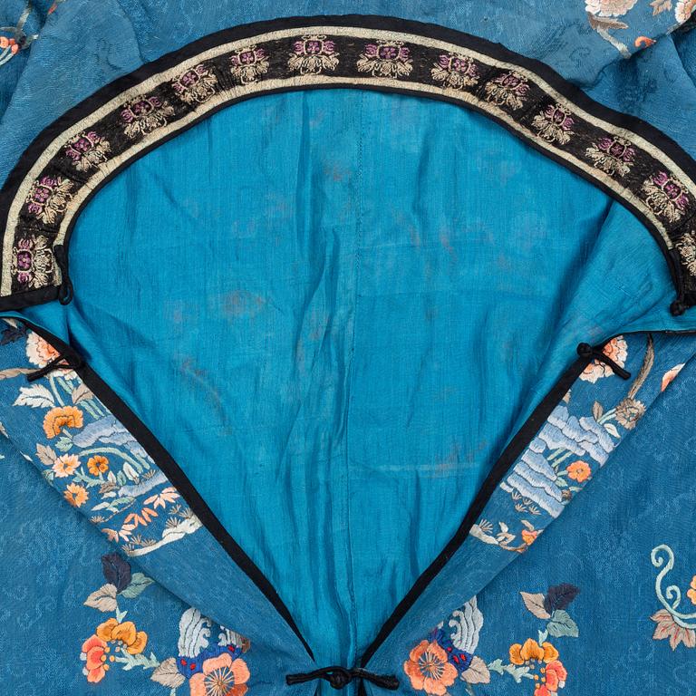 A Chinese embroidered silk robe, late Qing dynasty/early 20th Century.