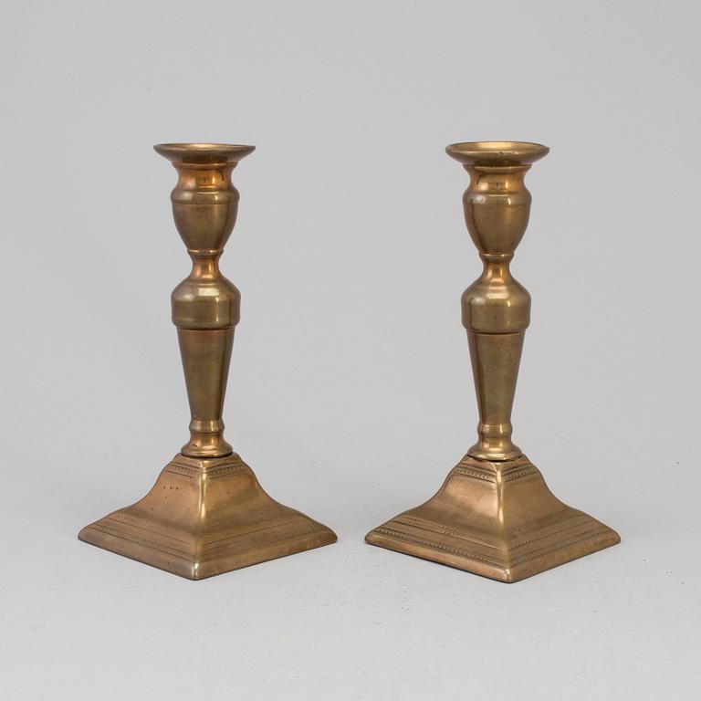 LJUSSTAKAR, ett par, brons, 1800-talets första hälft.