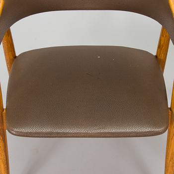 A pair of 1950s chairs.