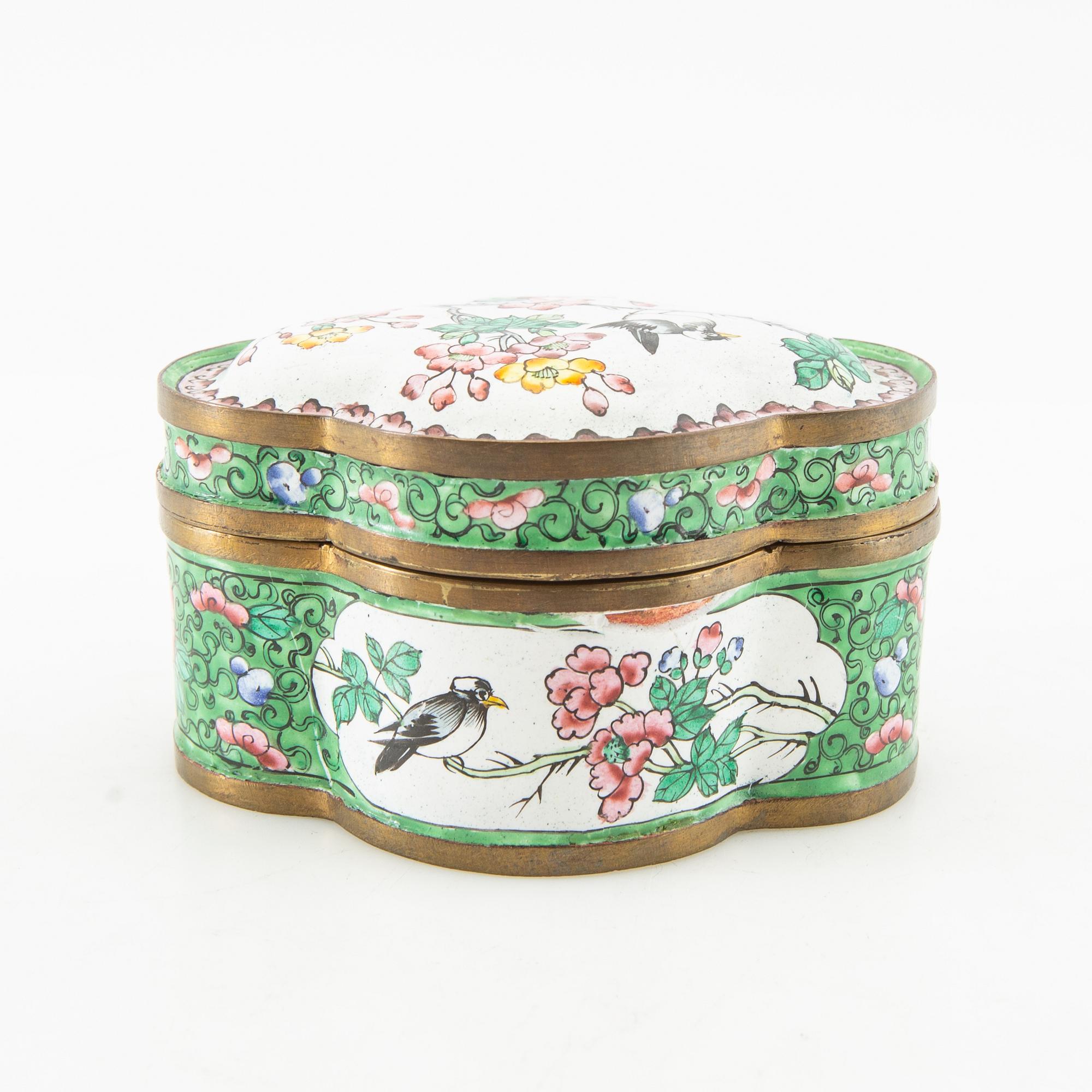 En samling vaser och skålar 11 dlr cloisonné och emalj-arbeten Kina 1900-tal.