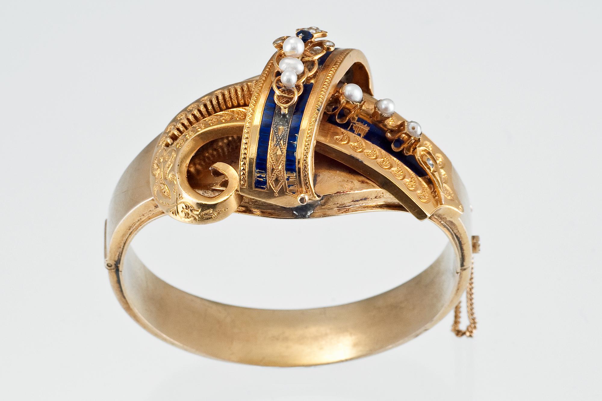 BRACELET.