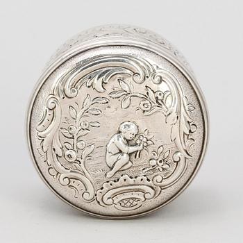 DOSA, silver, London, otydliga mästarstämplar, 1805-6. Vikt ca 147 g.