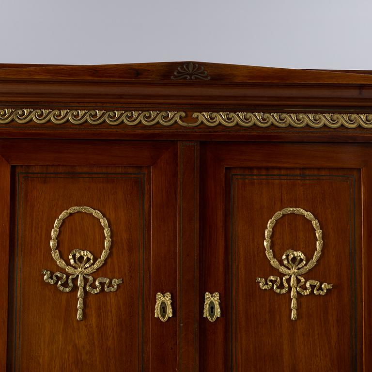 Skåp, empirestil, 1900-talets första hälft.