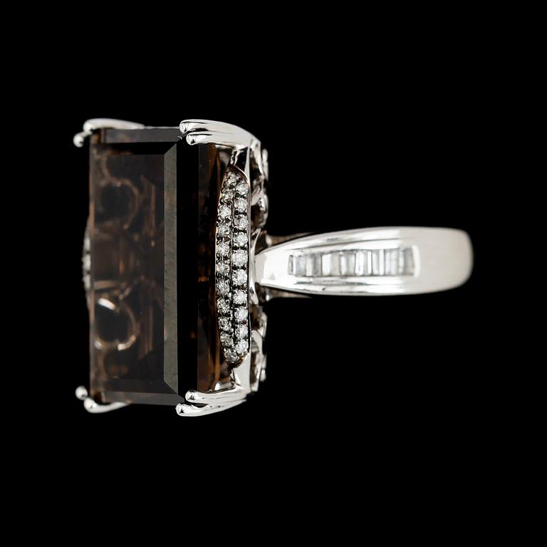 RING, 14K vitguld, röktopas samt diamanter.