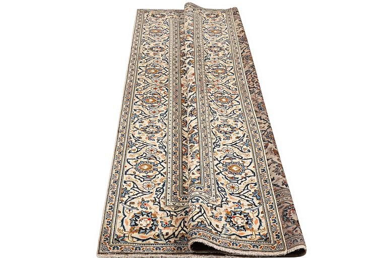 A carpet, Kashan, ca 310 x 189 cm.