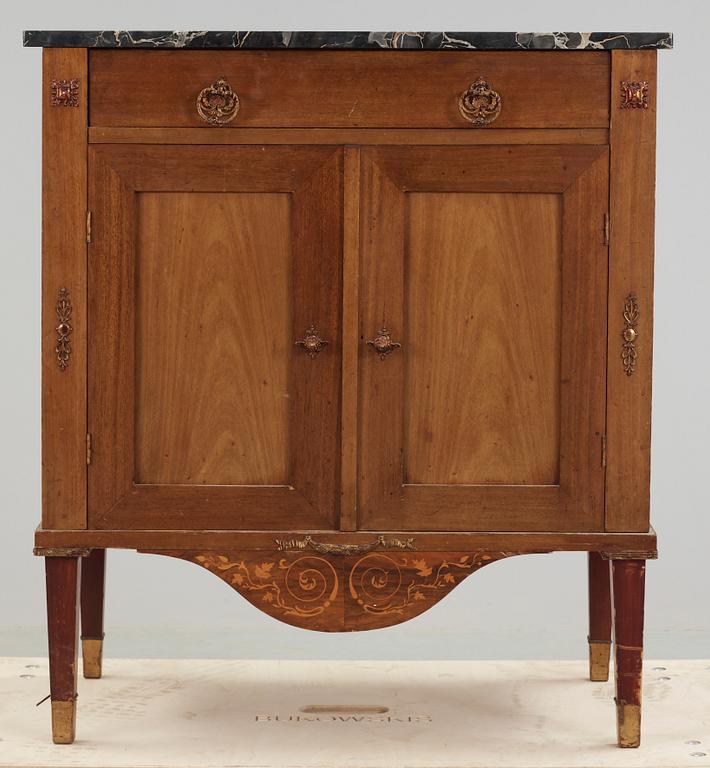 SKÅP, gustaviansk stil. 1900-talets början.