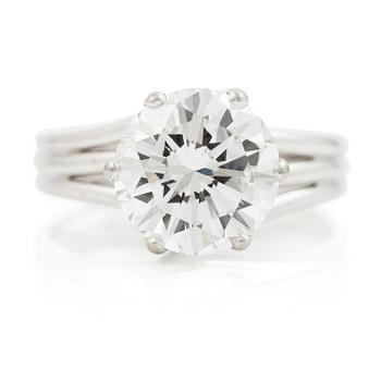 616. A ring in 18K white gold set with a round brilliant-cut diamond.