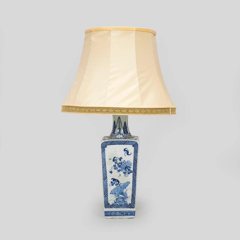Pöytävalaisin, posliinia, Kiina, myöhäinen Qing-dynastia, 1800/1900-luku.